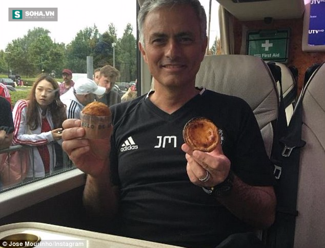 Tấu hài bên đường biên, Mourinho nhận được quà siêu độc - Ảnh 1.