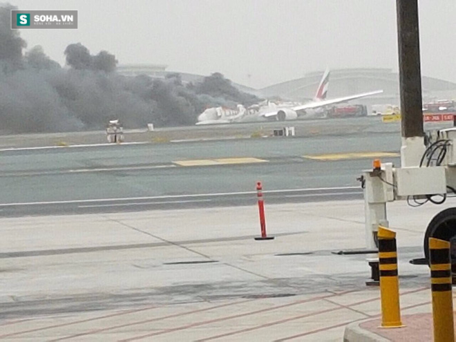 Máy bay bốc cháy khi hạ cánh xuống sân bay Dubai - Ảnh 1.