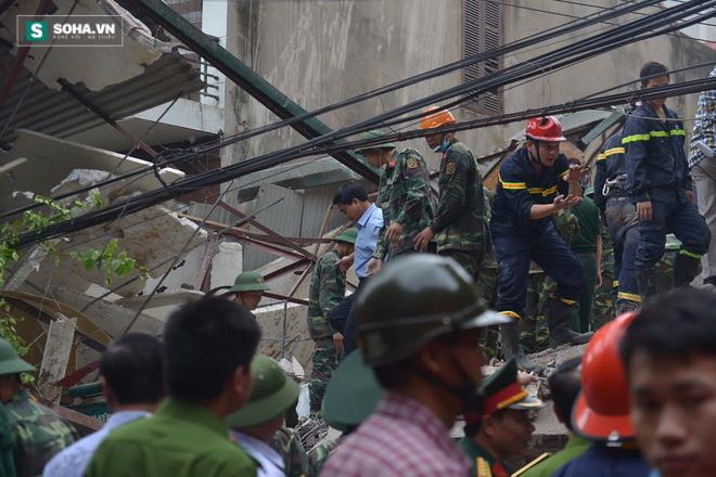 Vừa đưa thi thể nạn nhân cuối cùng vụ sập nhà ở Cửa Bắc ra ngoài - Ảnh 20.