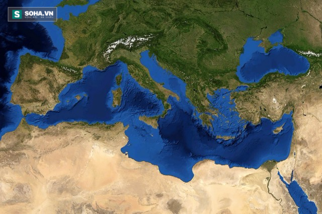 Xuất hiện vật thể lạ bay lơ lửng trên biển Địa Trung Hải - Ảnh 1.
