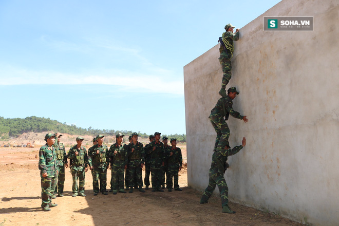 Trinh sát đặc nhiệm QK5: Súng bắn hai tay, đàn hay hát giỏi! - Ảnh 2.