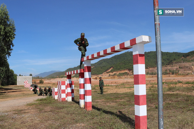 Trinh sát đặc nhiệm QK5: Súng bắn hai tay, đàn hay hát giỏi! - Ảnh 4.