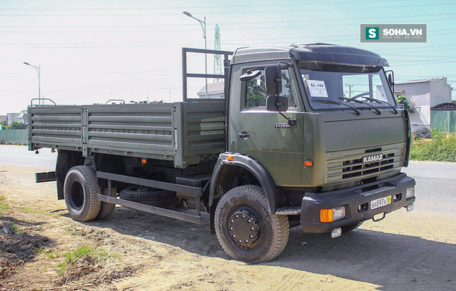 Xe quân sự Kamaz mới tinh đã về cảng - Ảnh 1.