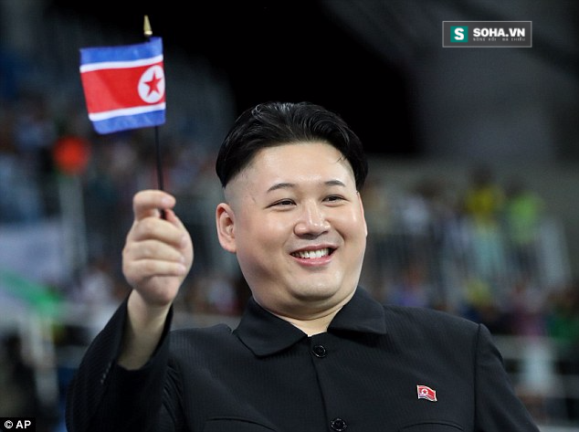 CĐV bí ẩn y hệt Kim Jong-un tại Olympic Rio - Ảnh 3.