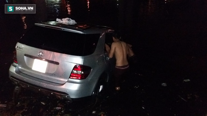 Trục vớt thành công xe Mercedes phi xuống hồ Trúc Bạch sau bão - Ảnh 1.