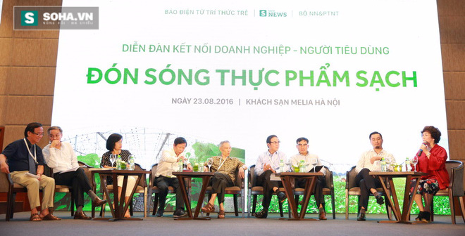 Ông Bộ trưởng NN&PTNT rơi nước mắt khi người bán rau hất gánh rau xuống đường - Ảnh 2.