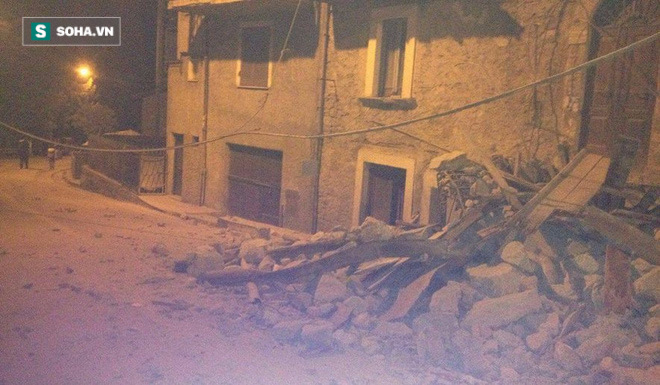 Italy: Động đất liên hoàn, đánh sập một thị trấn - Ảnh 1.