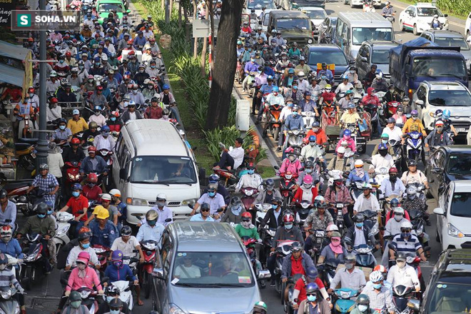 Người dân ùn ùn đổ về quê nghỉ lễ 2/9, giao thông Sài Gòn và Hà Nội kẹt cứng - Ảnh 4.