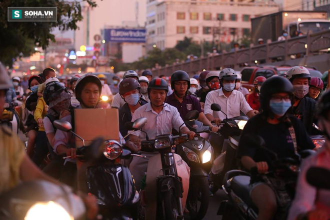 Người dân ùn ùn đổ về quê nghỉ lễ 2/9, giao thông Sài Gòn và Hà Nội kẹt cứng - Ảnh 11.