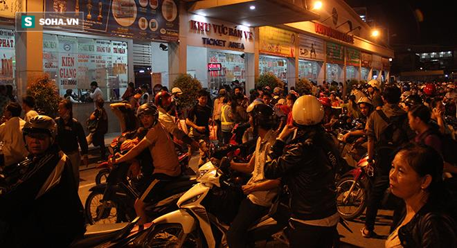 Người dân ùn ùn đổ về quê nghỉ lễ 2/9, giao thông Sài Gòn và Hà Nội kẹt cứng - Ảnh 14.