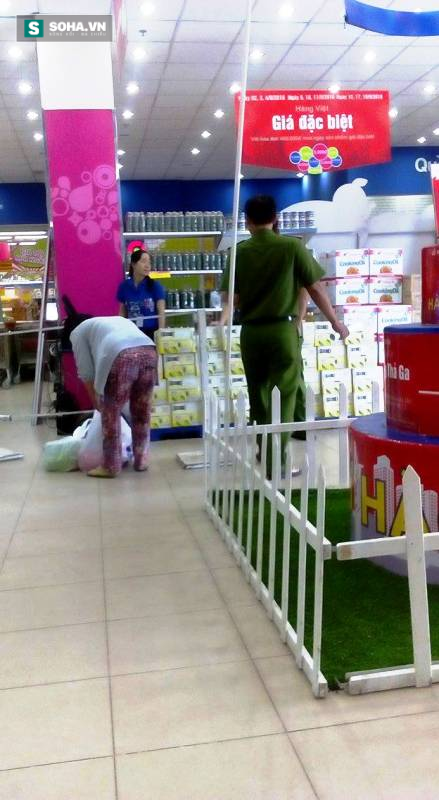 Người phụ nữ ngã lộn nhiều vòng ở thang cuốn siêu thị Co.opmart - Ảnh 1.