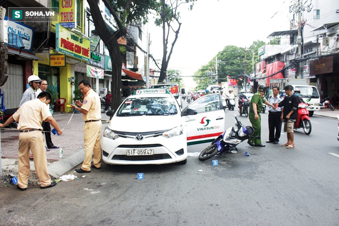 Va chạm với xe taxi, cô gái trẻ đứt gân chân gào thét giữa đường - Ảnh 1.