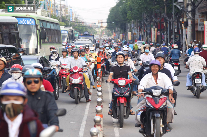 Rào đường thi công cầu vượt, ngã sáu Gò Vấp kẹt xe kinh hoàng - Ảnh 8.