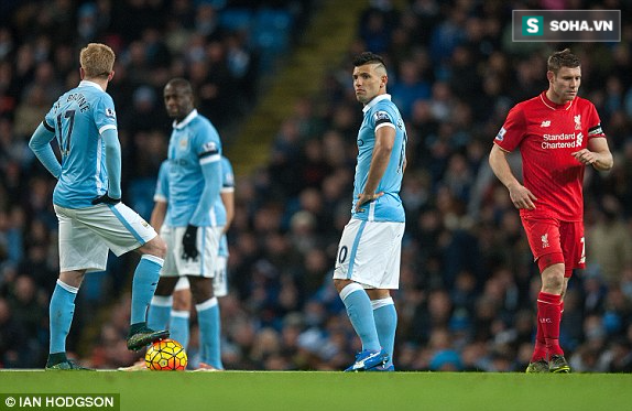 Pep Guardiola hành động cực lạ trước derby Manchester - Ảnh 1.