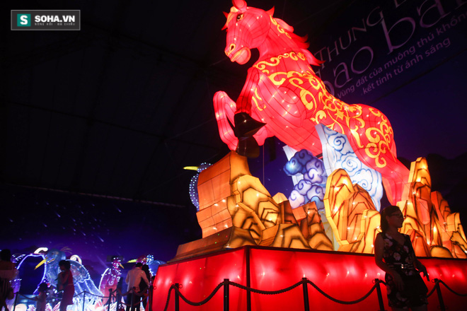 Ảnh: Lồng đèn thú khổng lồ cao cả chục mét lôi cuốn người dân Sài Gòn - Ảnh 5.