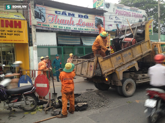 Xuất hiện hố tử thần sâu gần 1m giữa đường phố Sài Gòn - Ảnh 3.