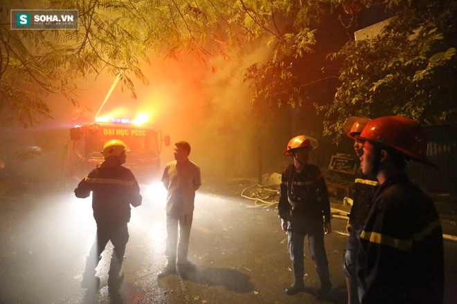 Hiện trường vụ cháy lớn tại quán karaoke trên đường Nguyễn Khang - Ảnh 20.