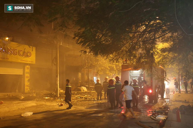 Hiện trường vụ cháy lớn tại quán karaoke trên đường Nguyễn Khang - Ảnh 19.
