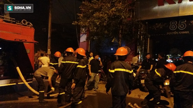 Hiện trường vụ cháy lớn tại quán karaoke trên đường Nguyễn Khang - Ảnh 16.