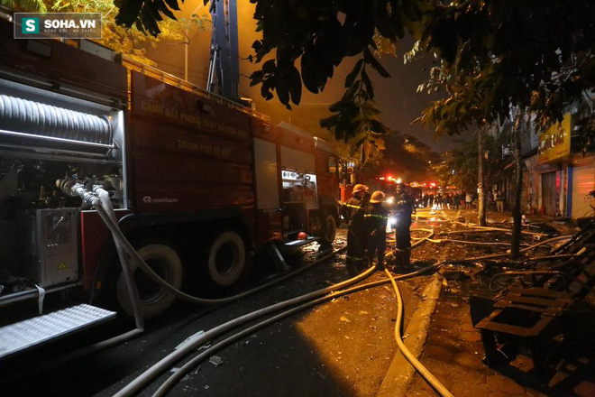 Hiện trường vụ cháy lớn tại quán karaoke trên đường Nguyễn Khang - Ảnh 14.