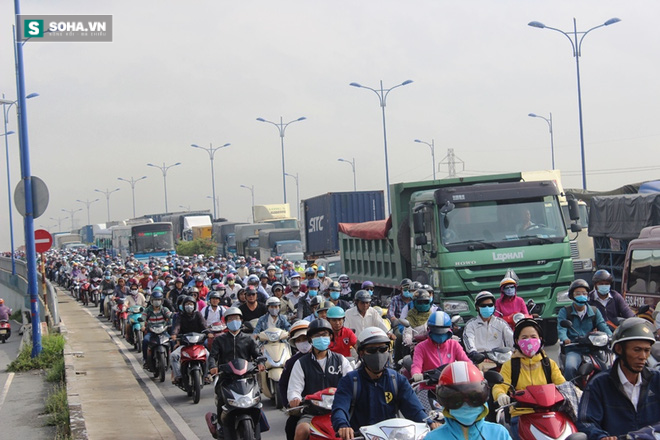 3 xe dính nhau trên xa lộ Hà Nội, hàng ngàn phương tiện ùn ứ - Ảnh 4.