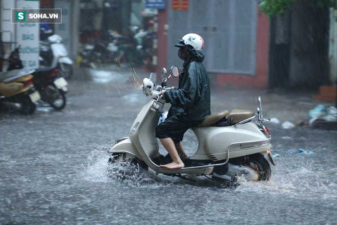 Nhiều tuyến phố Hà Nội thành sông sau trận mưa lớn - Ảnh 1.