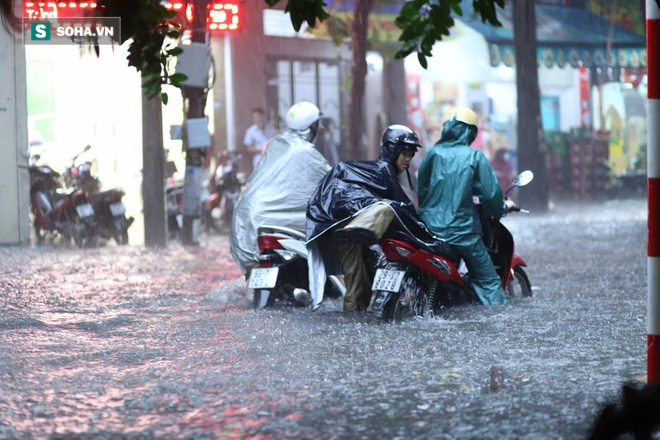 Nhiều tuyến phố Hà Nội thành sông sau trận mưa lớn - Ảnh 2.