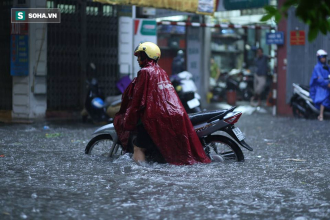 Nhiều tuyến phố Hà Nội thành sông sau trận mưa lớn - Ảnh 4.