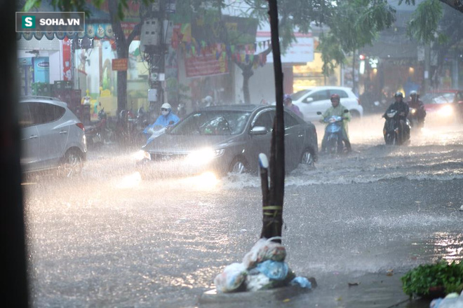 Nhiều tuyến phố Hà Nội thành sông sau trận mưa lớn - Ảnh 5.