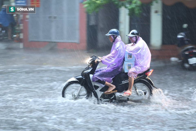 Nhiều tuyến phố Hà Nội thành sông sau trận mưa lớn - Ảnh 6.