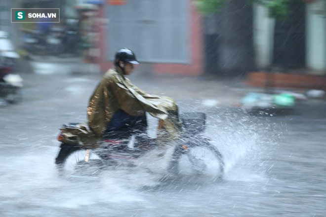 Nhiều tuyến phố Hà Nội thành sông sau trận mưa lớn - Ảnh 7.