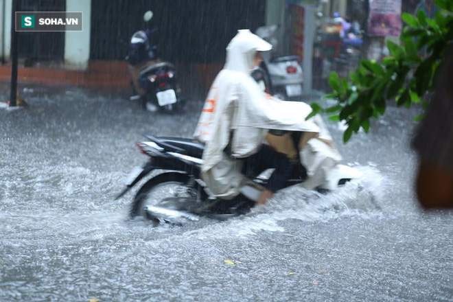 Nhiều tuyến phố Hà Nội thành sông sau trận mưa lớn - Ảnh 9.