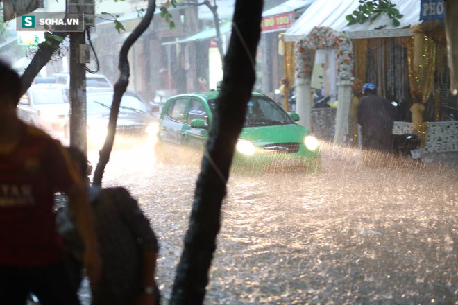 Nhiều tuyến phố Hà Nội thành sông sau trận mưa lớn - Ảnh 10.