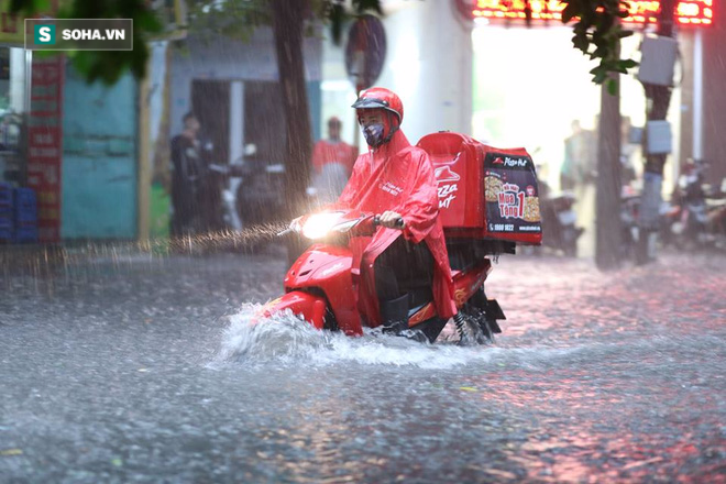 Nhiều tuyến phố Hà Nội thành sông sau trận mưa lớn - Ảnh 12.