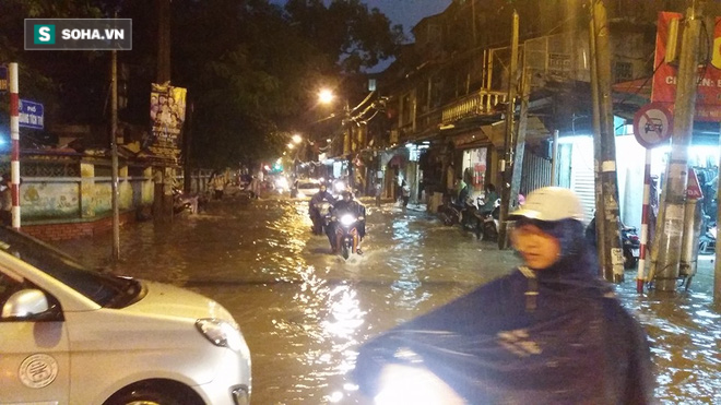 Nhiều tuyến phố Hà Nội thành sông sau trận mưa lớn - Ảnh 14.