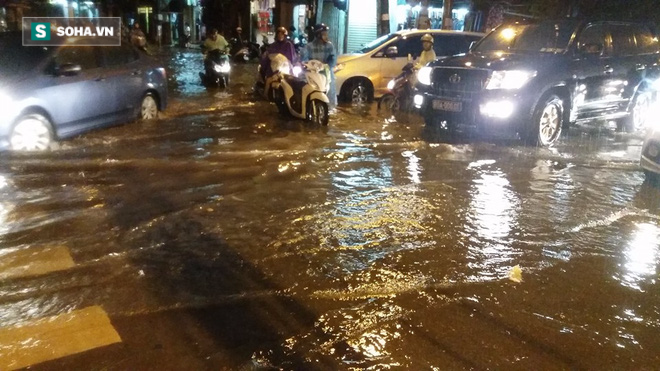 Nhiều tuyến phố Hà Nội thành sông sau trận mưa lớn - Ảnh 15.