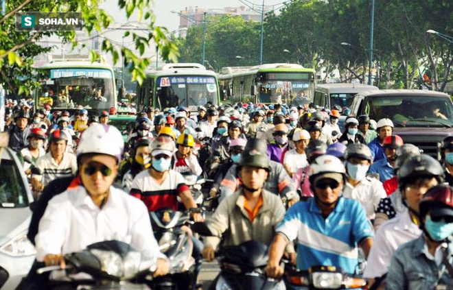 Hình ảnh xe buýt tạt đầu, cướp đường ám ảnh người dân Sài Gòn - Ảnh 3.