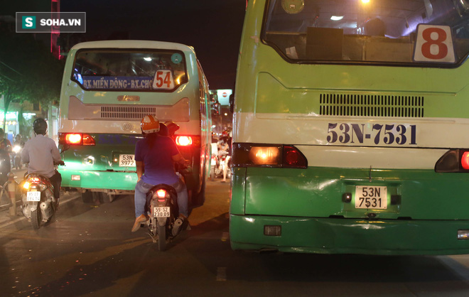 Hình ảnh xe buýt tạt đầu, cướp đường ám ảnh người dân Sài Gòn - Ảnh 6.