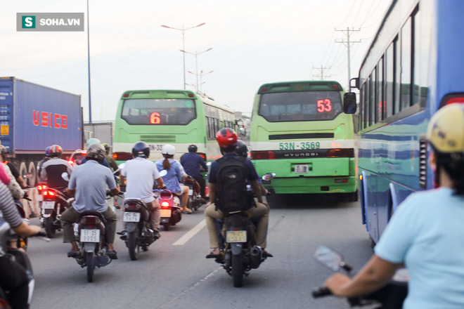 Hình ảnh xe buýt tạt đầu, cướp đường ám ảnh người dân Sài Gòn - Ảnh 7.