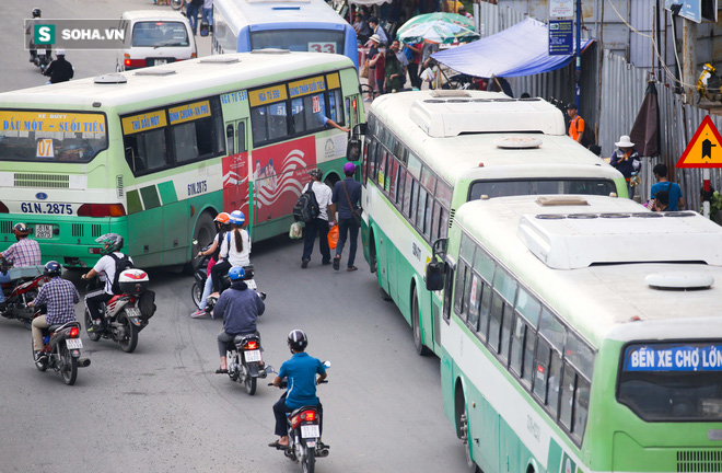 Hình ảnh xe buýt tạt đầu, cướp đường ám ảnh người dân Sài Gòn - Ảnh 10.
