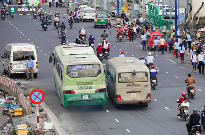 Hình ảnh xe buýt tạt đầu, cướp đường ám ảnh người dân Sài Gòn - Ảnh 12.