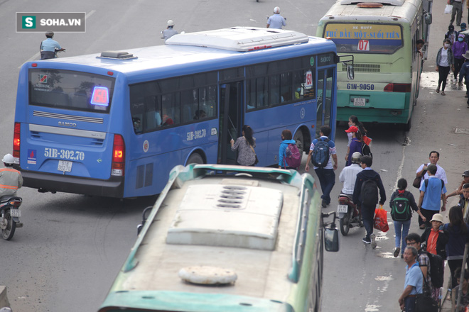 Hình ảnh xe buýt tạt đầu, cướp đường ám ảnh người dân Sài Gòn - Ảnh 13.