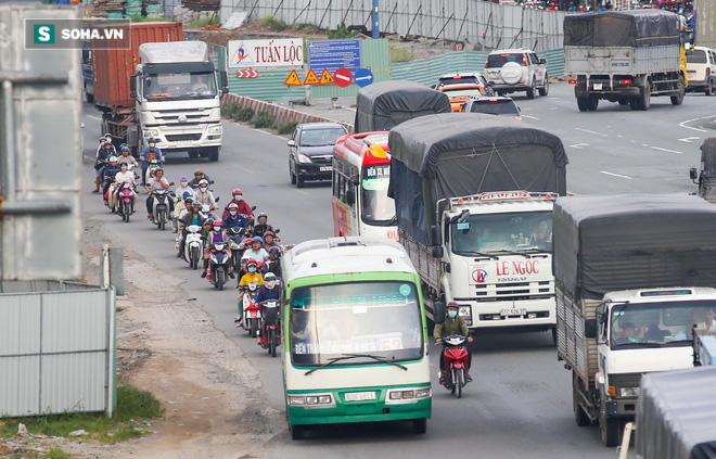 Hình ảnh xe buýt tạt đầu, cướp đường ám ảnh người dân Sài Gòn - Ảnh 14.