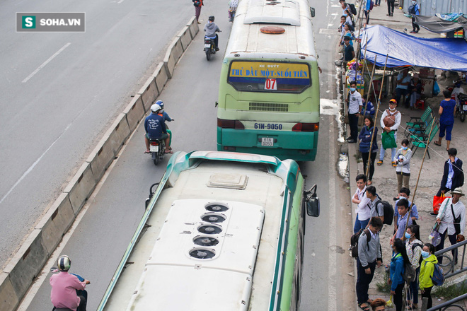 Hình ảnh xe buýt tạt đầu, cướp đường ám ảnh người dân Sài Gòn - Ảnh 16.