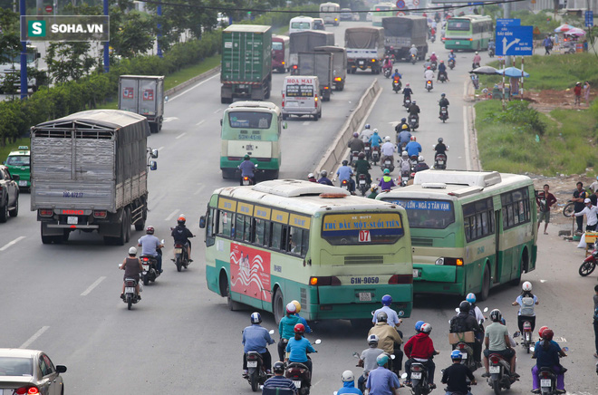 Hình ảnh xe buýt tạt đầu, cướp đường ám ảnh người dân Sài Gòn - Ảnh 18.