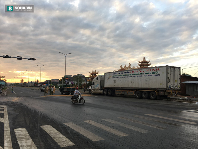 Hàng trăm lít dầu đổ tràn trên QL 1A gây tai nạn liên hoàn - Ảnh 2.