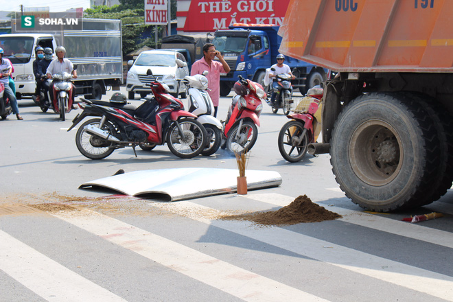 Xe ben kéo lê xe máy 10m, nam thanh niên bị cán tử vong tại chỗ - Ảnh 2.