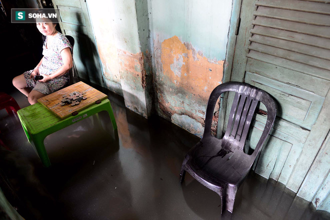 Một ngày sau cơn mưa lịch sử, người Sài Gòn dựng chòi làm chỗ ngủ - Ảnh 2.