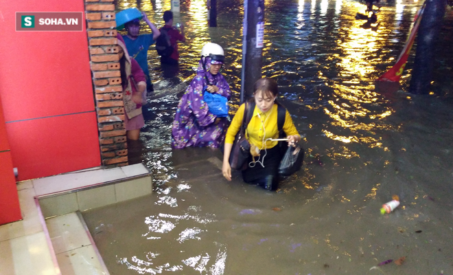 Tâm sự người cha chở con đi 8km hết 6 giờ trong mưa ngập ở Sài Gòn - Ảnh 1.