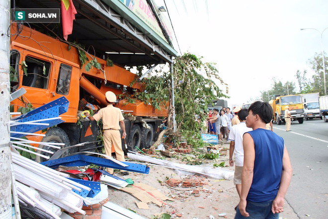 Bình Dương: Xe cẩu điên cuốn 5 xe máy và 2 cô gái vào gầm - Ảnh 8.